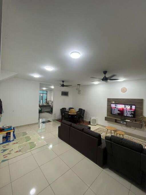 Hadeerna Homestay - Double Storey Terrace Chemor Bagian luar foto